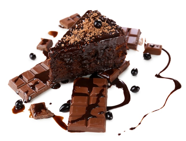 Yummy chocoladetaart die op wit wordt geïsoleerd