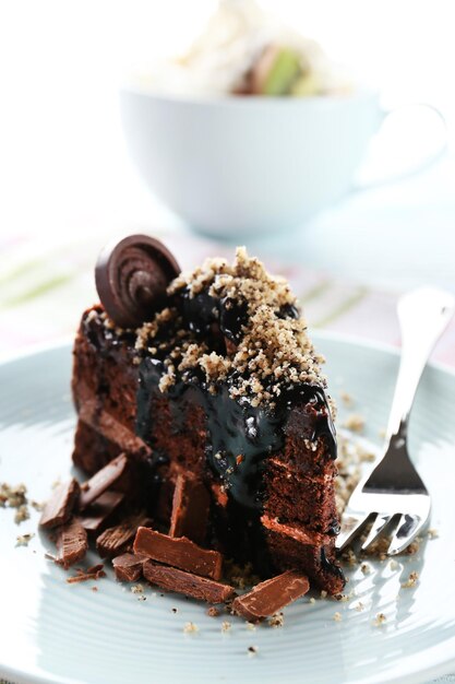 Foto deliziosa torta al cioccolato servita sul tavolo