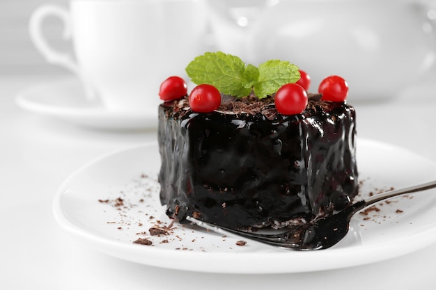 Foto bigné squisito del cioccolato sul primo piano della tavola