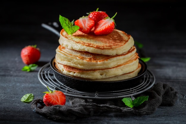 Foto pancake americani deliziosi e freschi con zucchero in polvere e frutta