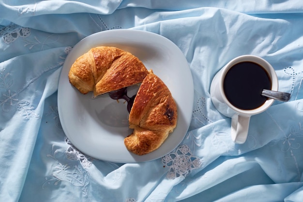 Foto deliziosi croissant appena tagliati alle mandorle con ripieno di cioccolato