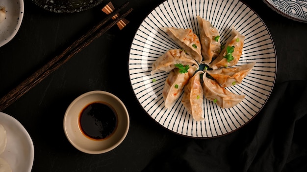 간장 소스와 함께 접시에 맛있는 찐 일본 교자 만두. 아시아 반찬. 평면도