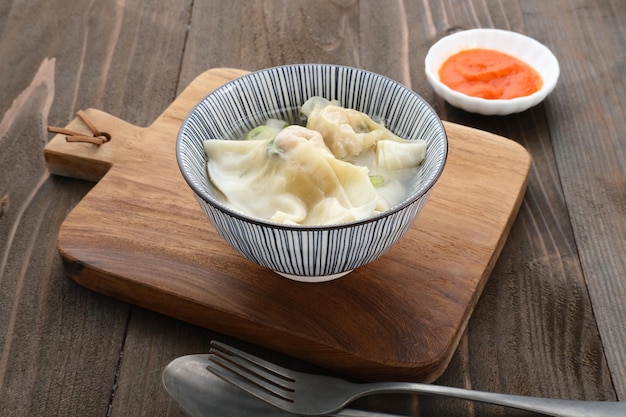 Вкусный суп с клецками Wonton Soup или пангсит куах подается в миске с избирательным фокусом