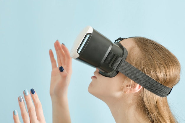 Yuongvrouw met glazen virtual reality.