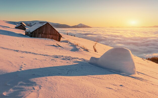 Yurt en chalets in de bergen in de zonsondergang