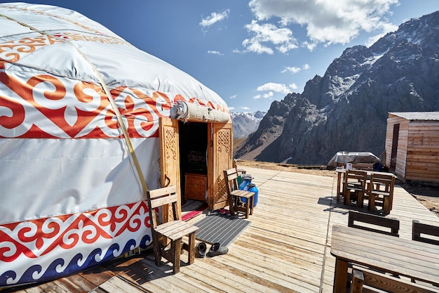 Photo yurt nomadic house at mountains