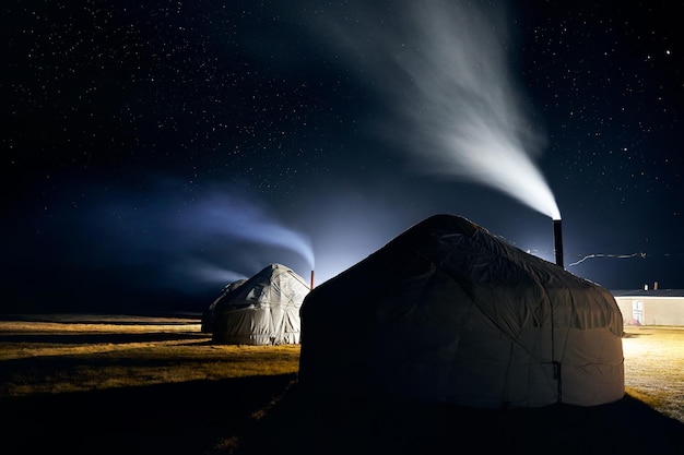 Yurt nomadische huizen 's nachts