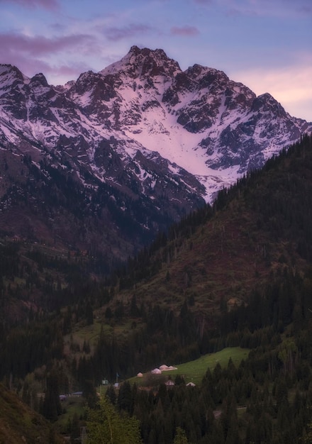 Photo yurts of nomads in the mountains against the backdrop of snowy mountains and forests kakhastan