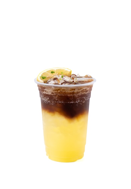 Succo d'arancia yuzu con caffè nero mescolato con soda isolato su sfondo bianco menu sano nella caffetteria.