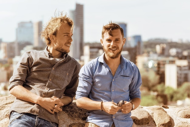 Yyoung-kaukasische vrienden voor de skyline van de stad als concept voor reizen en vriendschap