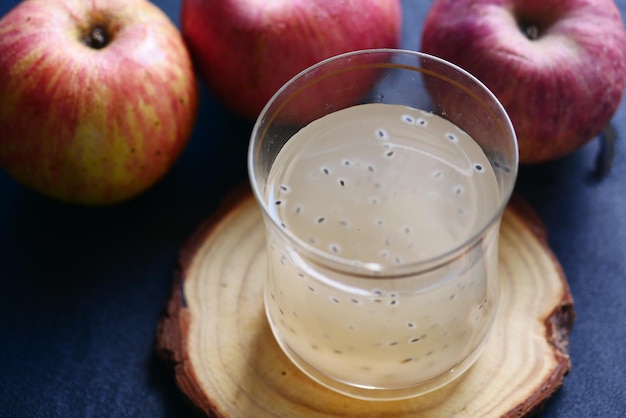 Zaad appelsap in een glas op tafel