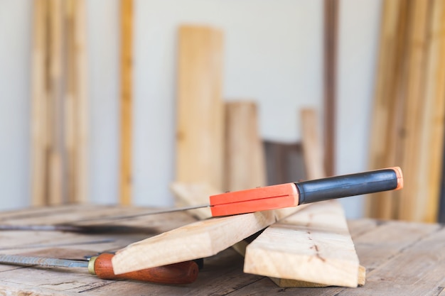 Zaag op hout voor het zagen van planken, multiplex en andere materialen. hout op tafel bereidt de timmerman voor om voor meubels te werken