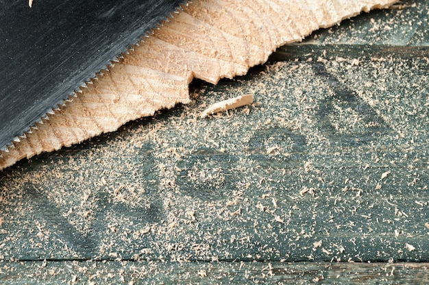 Foto zaagsel op houten tafel met het houten woord