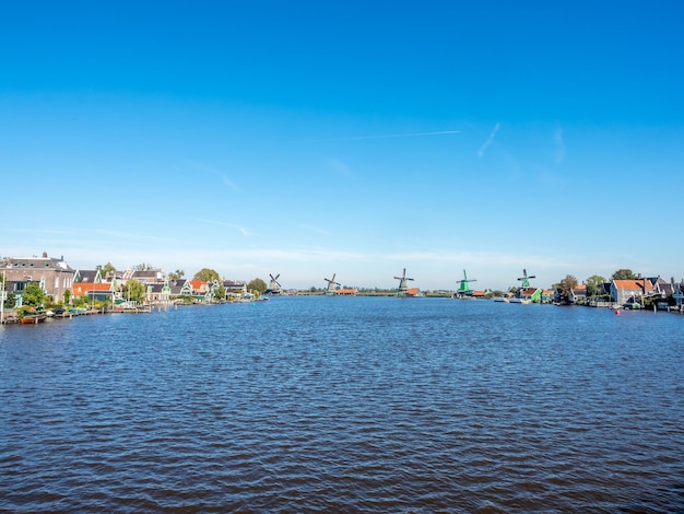 Zaan Schans is populaire attracties in Nederland, heeft een verzameling goed bewaarde historische windmolens en huizen, dit uitzicht vanaf de brug onder de blauwe hemel