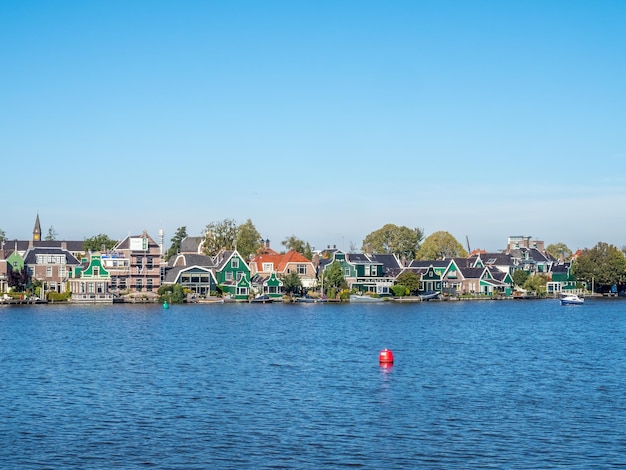 Zaan Schans is populaire attracties in Nederland, heeft een verzameling goed bewaarde historische windmolens en huizen, dit uitzicht vanaf de brug onder de blauwe hemel