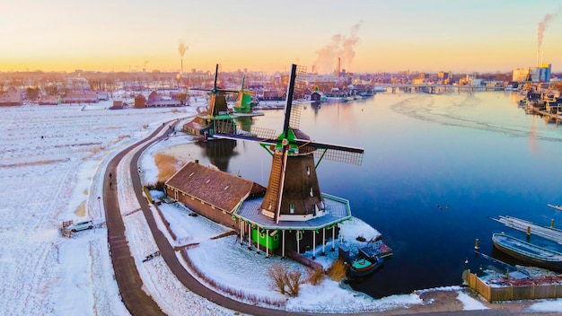 Zaanse Schans Нидерланды голландская деревня ветряных мельниц во время захода солнца с деревянным домом в Голландии