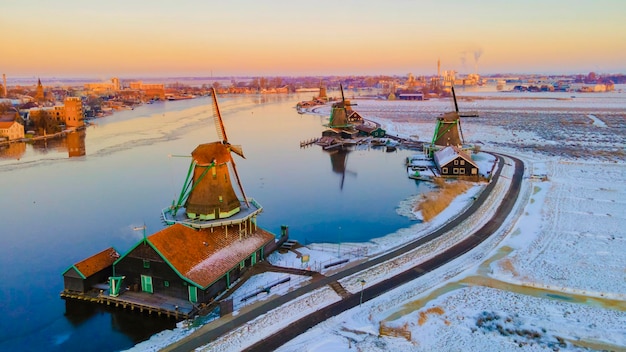 Zaanse Schans Нидерланды голландская деревня ветряных мельниц во время захода солнца с деревянным домом в Голландии