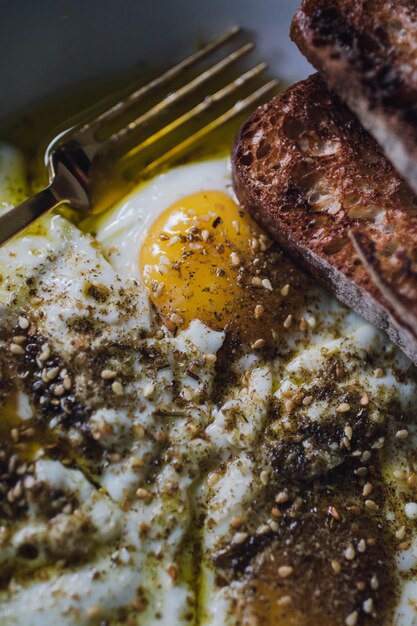 Photo zaatar spiced middle eastern eggs