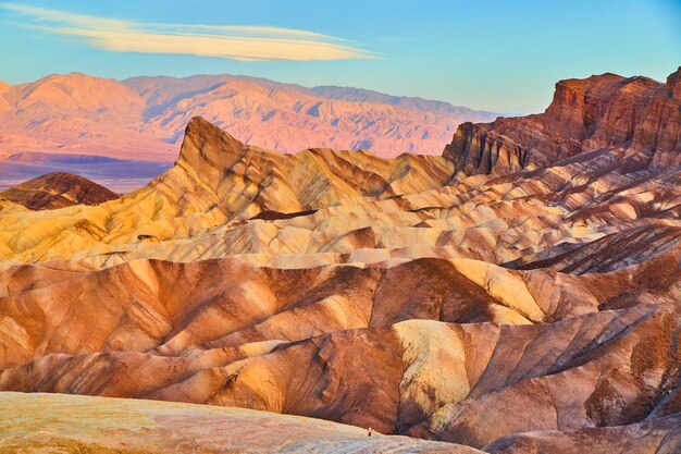 Zabriskie-punt in de doodsvallei bij zonsopgang met prachtige kleurrijke sedimentgolven in de woestijnberg