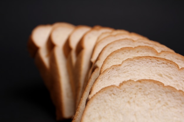 Zacht brood met een zwarte achtergrond.