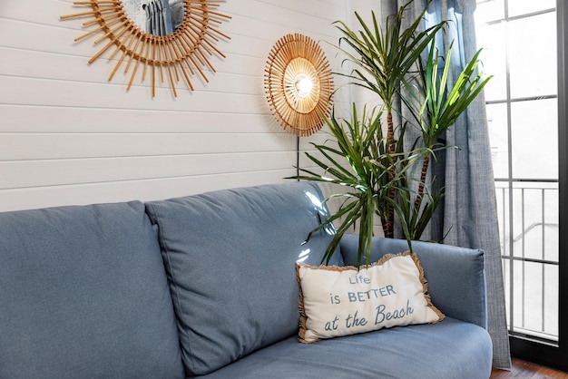 Zacht kussen op een blauwe bank in een kamer met natuurlijk licht