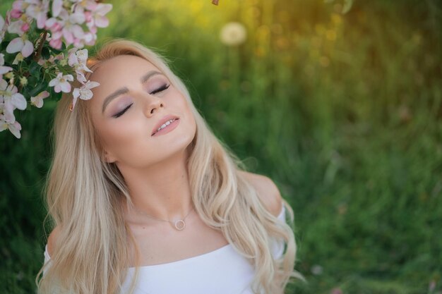 Zacht mooi meisje in witte kleren tussen de appelboomgaard Appelboom bloemen