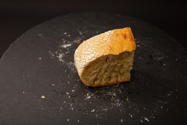 Zacht rossig wit brood poreus van binnen