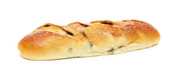 Zacht rozijnbrood geïsoleerd op witte achtergrond