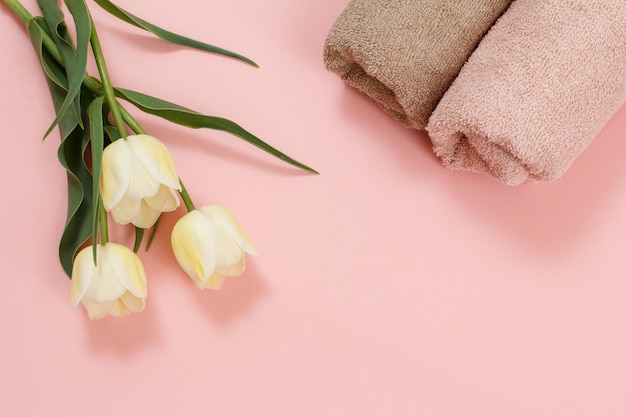 Zachte badstof handdoeken met bloemen op een roze ondergrond