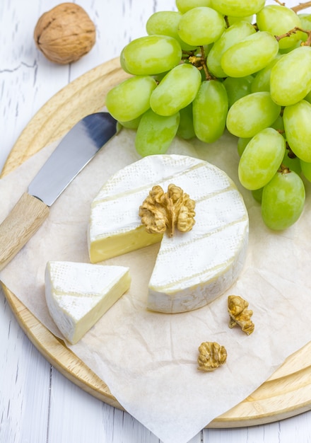 Zachte brie kaas met zoete druiven en noten