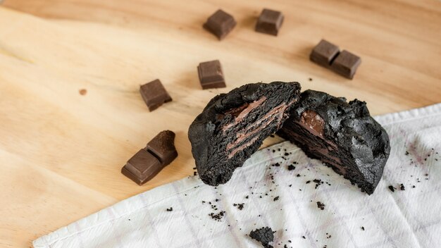 Zachte chocolade brownie op een servet