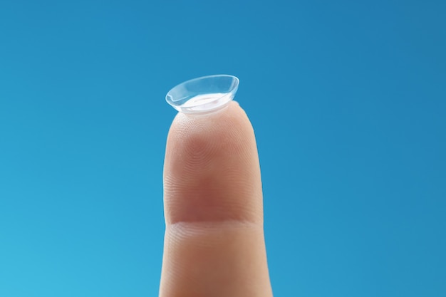 Zachte contactlens voor dagelijks gebruik op vingerconcept voor continu dragen van contactlenzen