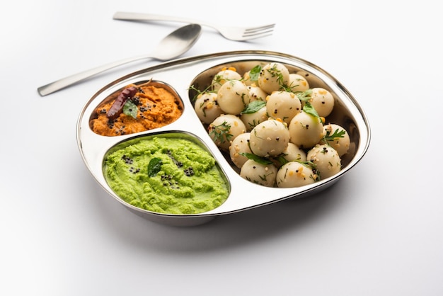 Zachte en sponsachtige idli-ballen of goli nutteloos met groene en rode chutney zuid-indiaas voedselrecept