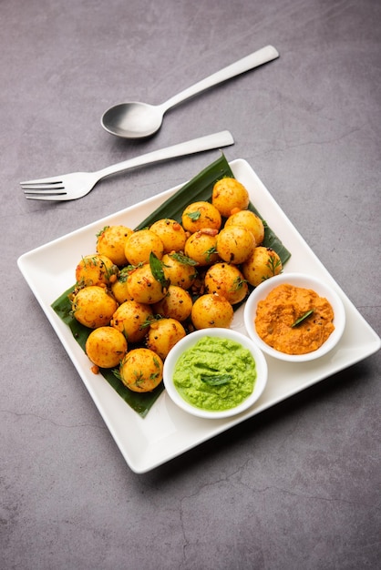 Zachte en sponsachtige Idli-ballen of goli nutteloos met groene en rode chutney Zuid-Indiaas voedselrecept