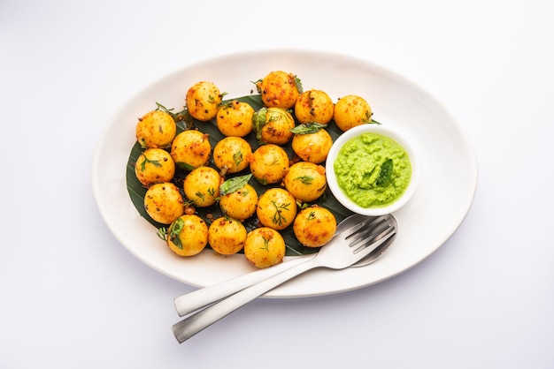 Zachte en sponsachtige Idli-ballen of goli nutteloos met groene en rode chutney Zuid-Indiaas voedselrecept