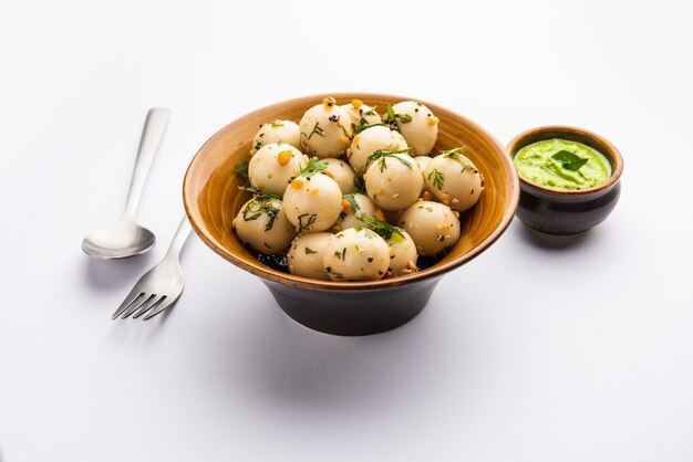 Zachte en sponsachtige Idli-ballen of goli nutteloos met groene en rode chutney Zuid-Indiaas voedselrecept