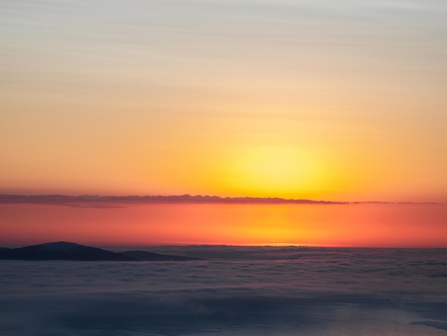 Zachte focus. Mooie Arctische zonsondergang. Schilderachtige kleurrijke hemel bij dageraad. Luchtfoto van zonsopgang heldere hemel. Bovenaanzicht vanaf grote hoogte.