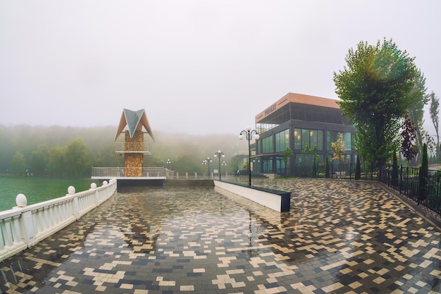 Zachte focus Nat regenachtig weer in een modern herfstpark Mooie natte en mistige dijk Mistig regenachtig herfstlandschap met park in Zjeleznovodsk, Rusland