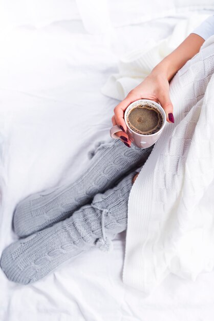 Zachte foto van vrouw op het bed