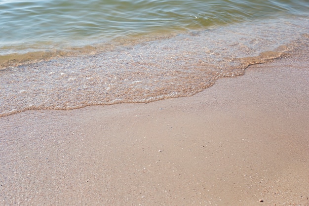 Zachte golf van de zee op een zandstrand.