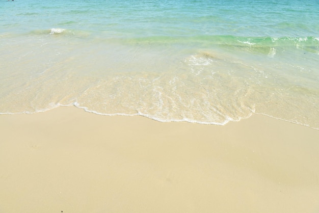 Zachte golf van de zee op het zandstrand