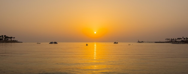 Zachte golven aan de zee tijdens warme zonsopgang op vakantie in egypte panorama