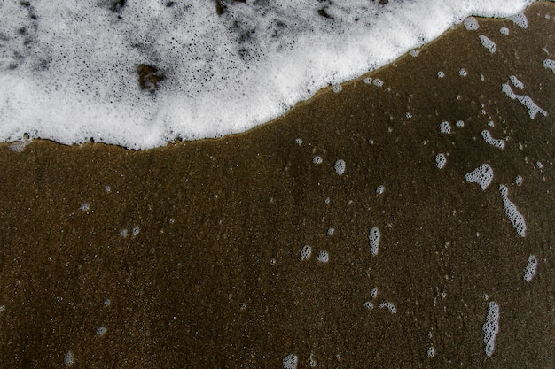 Zachte golven op het zandstrand