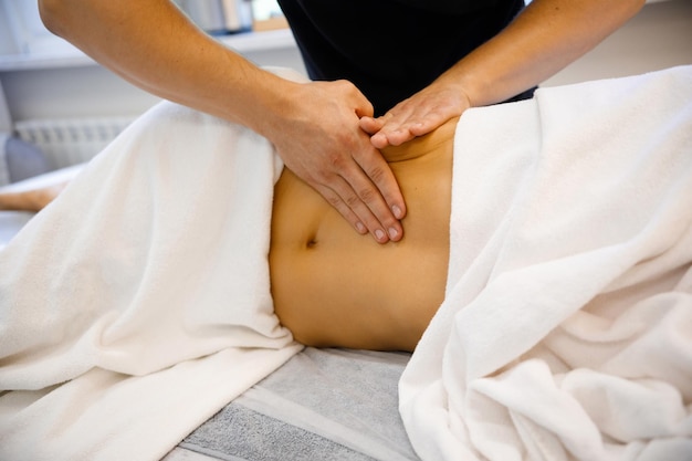 Zachte handen therapeutische buikmassage voor ontspanning