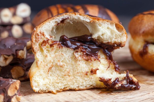 Zachte heerlijke donuts met chocolade vulling