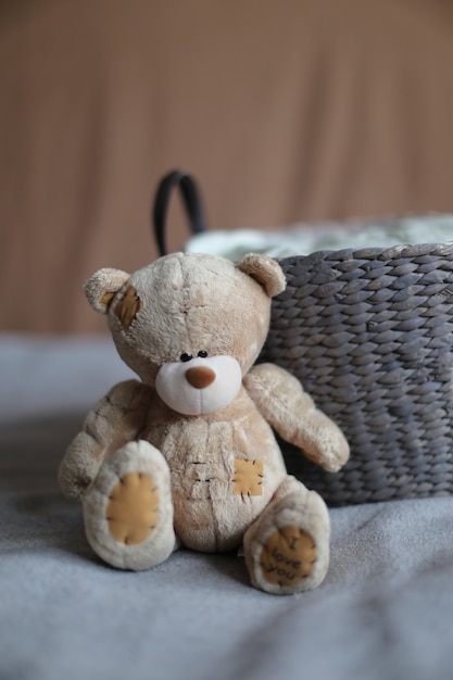 Zachte mooie teddybeer met mand en bokeh. hoge kwaliteit foto