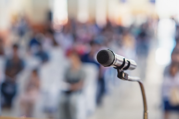 Foto zachte nadruk van hoofdmicrofoon op stadium van de vergadering van studentenouders in de zomerschool of gebeurtenis