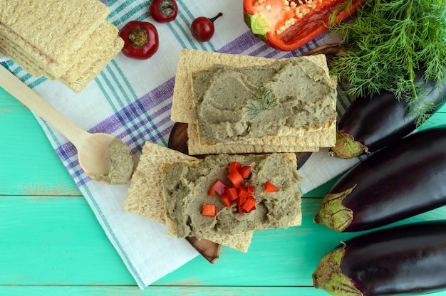 Zachte pastapasta van de aubergine op een knapperig caloriearm fitnessbrood