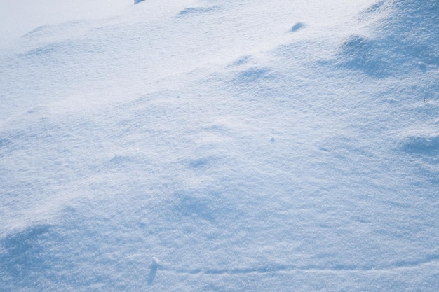 Zachte pluizige besneeuwde vloer op heuvel in de winter