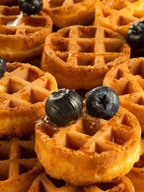 Zachte ronde gebakken wafels op een beige achtergrond Monochroom patroon met harde schaduwen